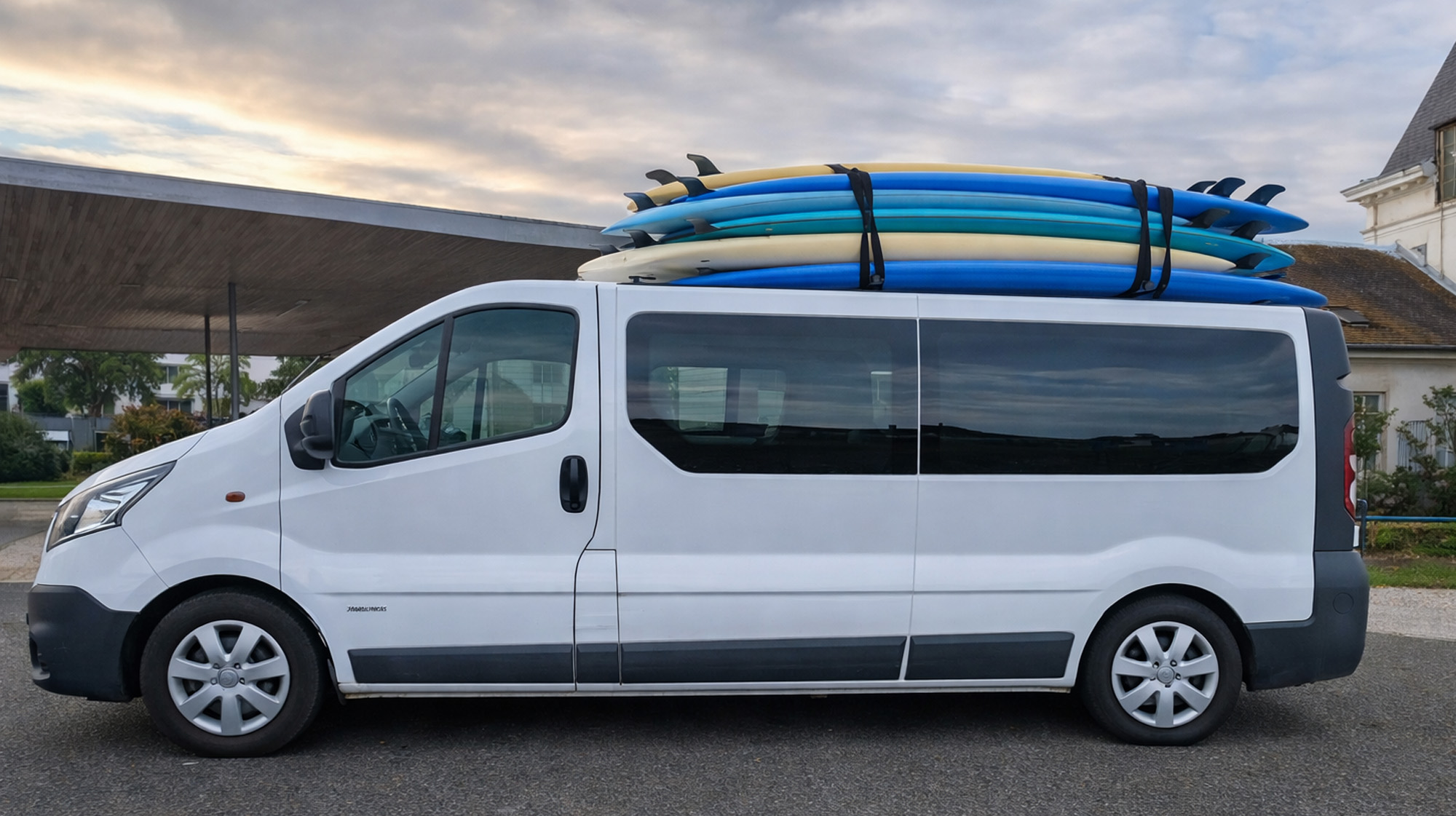 Minibus de transport avec planches de surf sur le toit